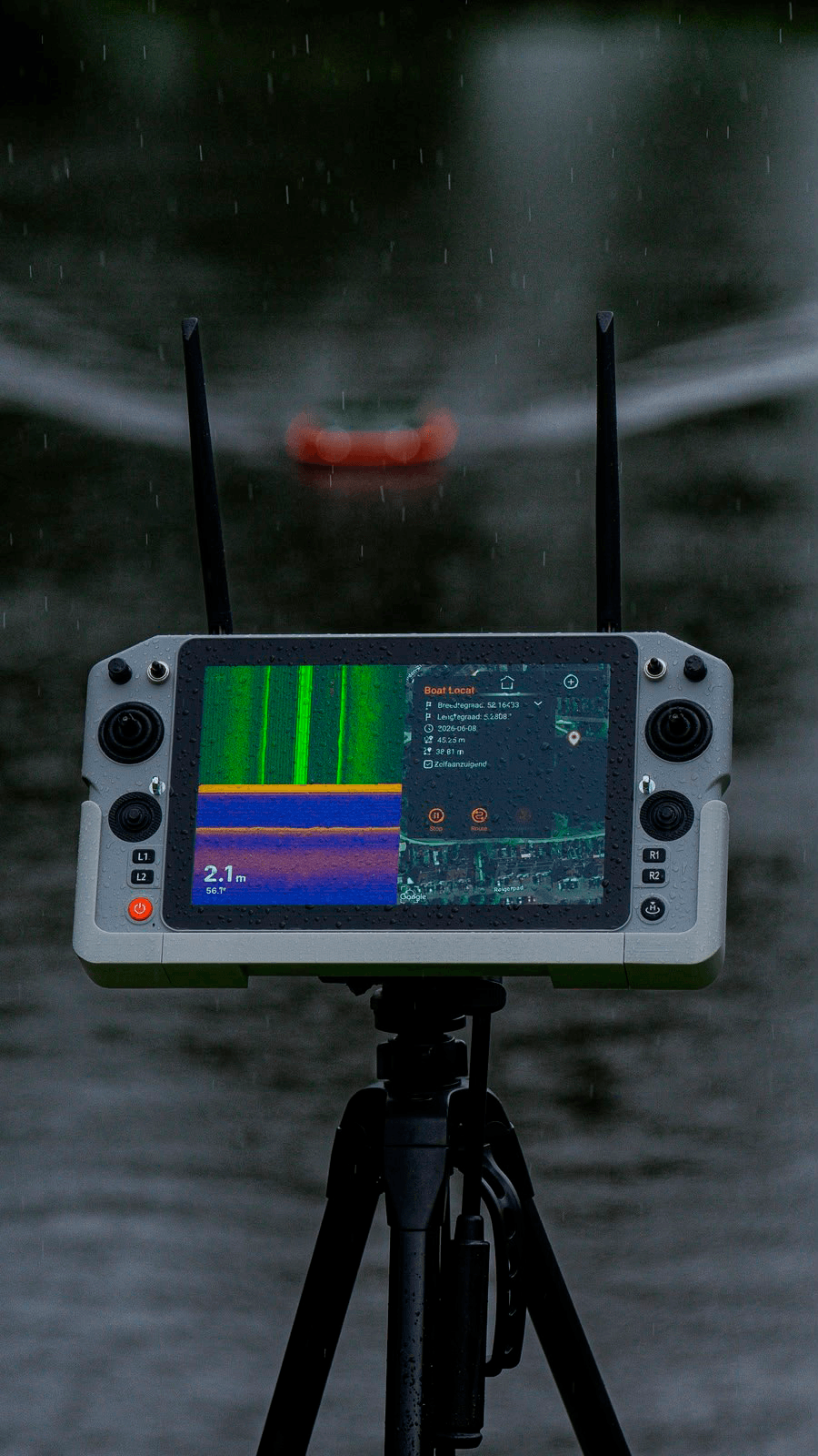 Mando Skydroid G30 mostrando el ecograma junto al agua